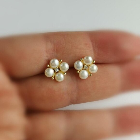 White cultured pearl stud earrings with white Sapphire in 14k gold - Picture 6 of 7